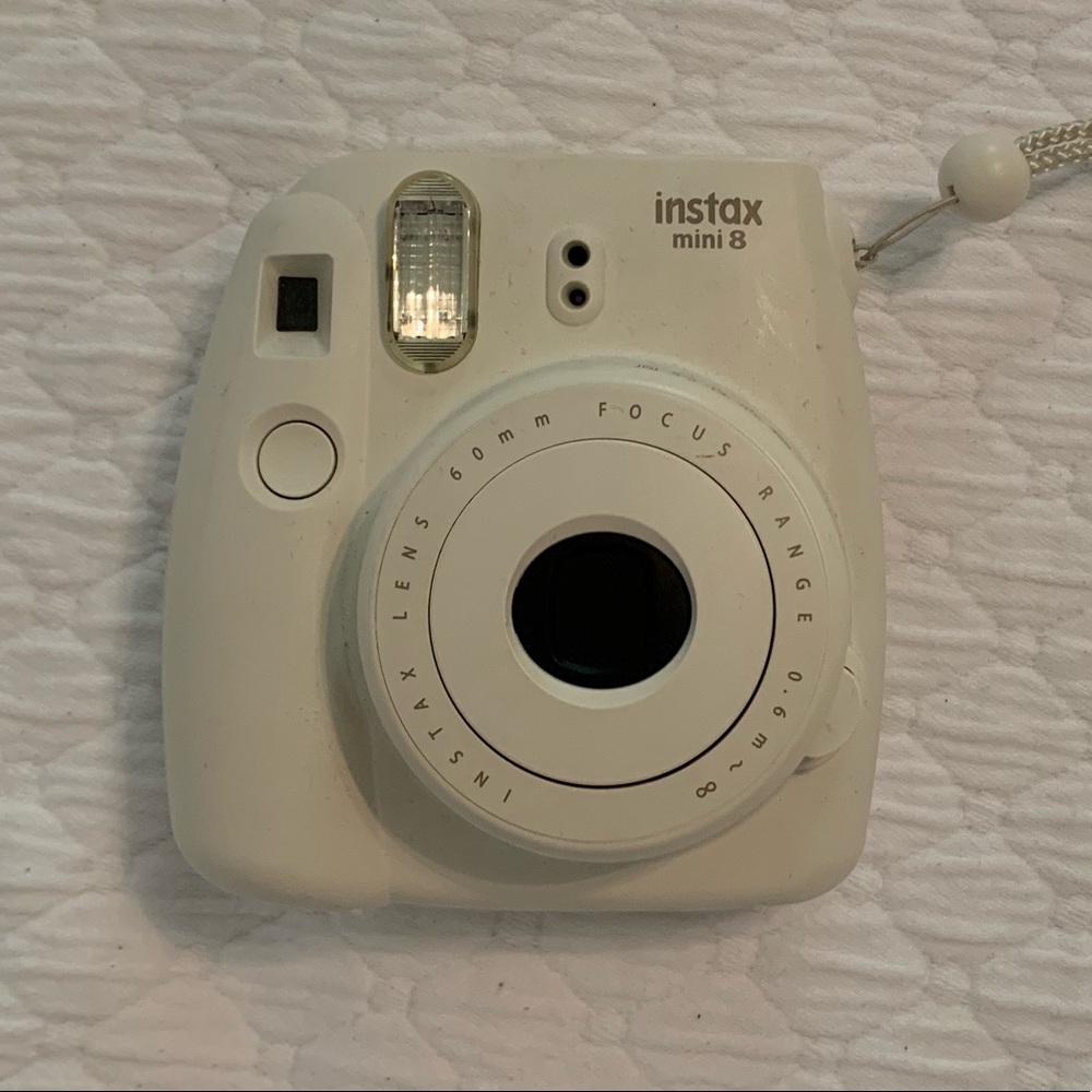 polaroid camera comes with film